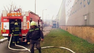 Hasiči bojujú s rozsiahlym požiarom textilky. Škody sú miliónové