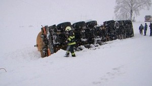Sneh komplikoval dopravu. Na Litpove sa preverátila cisterna