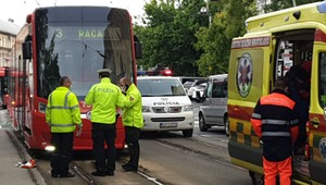 Električka zrazila chodca. V nemocnici vážnym zraneniam podľahol