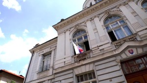 Horúčavy a kolaps na súde. Sudca rozhodol o vzatí do väzby 4 obvinených