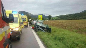 Vážna nehoda v obci pri Terchovej. Po čelnej zrážke sa zranili piati pasažieri