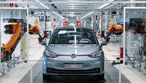 Firmy bojujú s infláciou aj nedostatkom surovín, najviac trpia automobilky