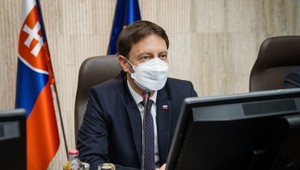 Otvárajú sa obchody, plávarne, múzea aj galérie. Vláda schválila uvoľňovanie opatrení od pondelka 19. apríla