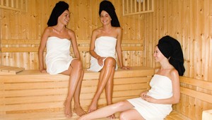 Nočné saunové rituály ponúkajú aromaterapiu ale aj sneh