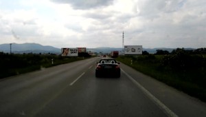 Vodič, ktorý v kabriolete bránil sanitke v prejazde, pozná svoj trest