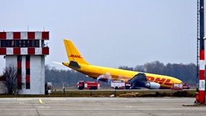 Nákladné lietadlo havarovalo pri rodinnom dome: Nehoda alebo cielený útok?