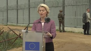 Tusk ukázal šéfke EK ochranu východnej hranice EÚ, sledovali ich bieloruskí vojaci