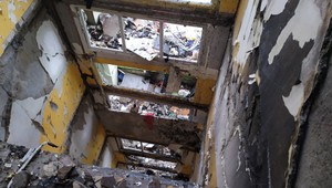 Hasiči zverejnili fotografie paneláka po tragédii. Statici potvrdili zbúranie najvyšších poschodí