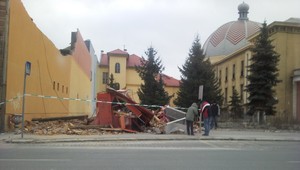 tvojenoviny: Na novinový stánok padol múr!