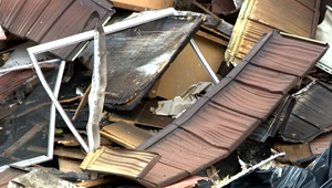 AUTENTICKÉ ZÁBERY: Vlastnou nešikovnosťou prišiel o strechu nad hlavou, obvinili ho z podpaľačstva