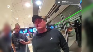 Agresor so železnou tyčou útočil na čerpacej stanici. Jedného človeka zranil