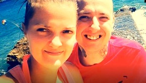 Po nešťastnom skoku do bazéna sa o Martina stará jeho priateľka. Pre zákon sa ale nemôžu zosobášiť