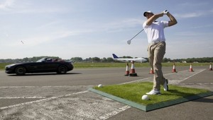 VIDEO: Coulthard chytil do auta loptičku odpálenú golfistom