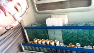 Z kupé pre invalidov urobila železničná spoločnosť minibar. Vozíčkarka cestovala medzi plechovkami piva 5 hodín