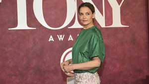 Najhorší outfit na červenom koberci? Katie Holmes to poriadne schytala!