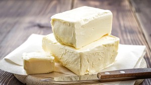 Obrovské zlacnenie masla prekvapilo nakupujúcich. Mliekari hovoria o výbornej sezóne