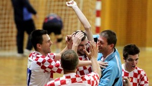 Futsalový gól z neba! Diváci sa išli ušúľať od smiechu