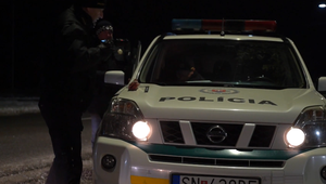 Naháňačka ako z filmu: Auto šoféroval zdrogovaný tínedžer, nepomohli ani výstrely