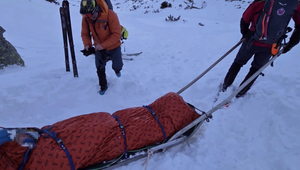 Záchranári opäť stúpali do žľabu, skialpinista po zranení nebol schopný zostupu