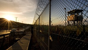 Muž na úteku pred políciou preskočil plot väznice