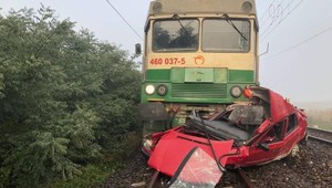 FOTO: Hrôza na východe, vlak tlačil auto takmer pol kilometra. Vodička (72) stihla z vozidla vystúpiť