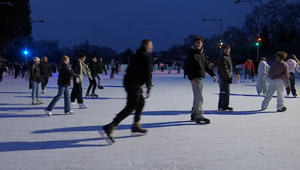 Retro klzisko v Komárne láka generácie korčuliarov. Chladia ho tony čpavku.