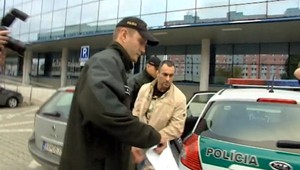 Agresívneho policajta previezli do inej väznice, kvôli bezpečnosti
