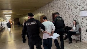 Sudca rozhodol o väzbe pre mladíka, ktorý údajne zavraždil ženu vo Veľkých Kapušanoch