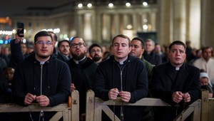 Tisíce veriacich sa na Námestí sv. Petra modlili za pápeža Františka