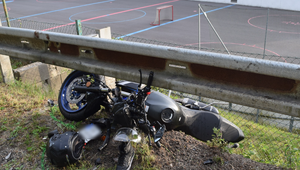 Motocyklistka sa zranila pri strete s autom. Skončila v nemocnici