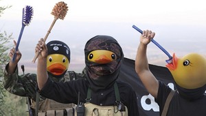 Allahu kvakbar! Teroristi z Islamského štátu dostali hlavy gumových kačiek