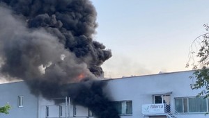 Počas údržby motorky vznikol požiar. Plamene sa rozšírili na celú halu