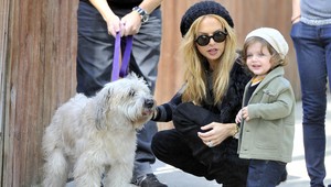 Príspevok pri narodení dieťaťa zrušíme, odkazuje vláda