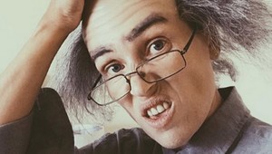 Dokonalé! SPOZNÁTE, kto sa skrýva za maskou starca s plešinou?