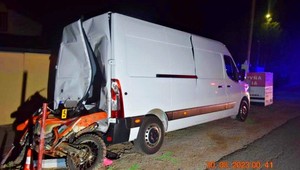 Hrozivá nehoda: Tehotnú tínedžerku vymrštilo z motorky, prerazila dvere auta