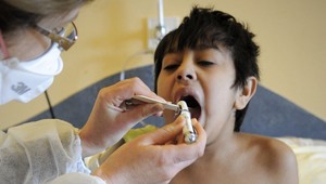 Mimoriadna situácia: V obci je zvýšený výskyt TBC, ľudí vyšetrujú priamo v teréne