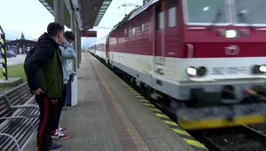 24-ročná žena bodla do nohy svojho známeho počas cesty vlakom