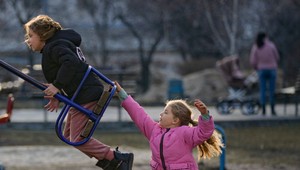 Štáb TV JOJ na Ukrajine: Marína utekala pred vojnou s vlastnými, aj cudzími deťmi