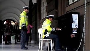 VIDEO. Trest za hru na klavíri policajta nakoniec obišiel