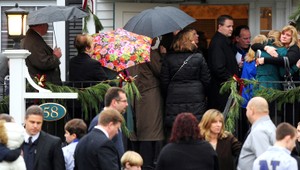 Newtown čaká ťažký týždeň. Pochovali prvé obete masakry