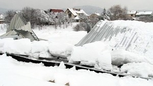 VIDEO: Zrútila sa strecha zimného štadióna! Kvôli snehu...