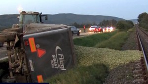 Nehoda traktora na východe Slovenska. Z vlečky sa vysypalo 12 tón kukurice