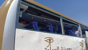 Turistický autobus pri pyramídach zasiahla explózia. Najmenej 12 osôb je zranených