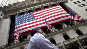 Akcie a ropa padajú, zlato stúpa. Vysielali sme NAŽIVO