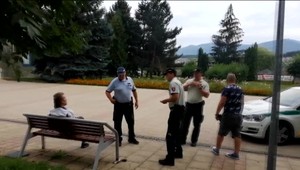 Ozbrojený útočník zaútočil na iného muža. So zbraňou v ruke vykrikoval, že ho zabije