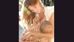 Topmodelka kvapkala deťom do očí a nosa materské mlieko