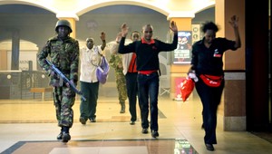 AUTENTICKÉ ZÁBERY. Teroristi preberajú kontrolu nad nákupným centrom