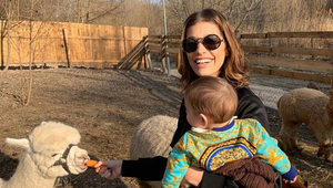 Zbláznila sa?! Jasmina koncertovala pri smetiakoch a ľudia sú vo vytržení!