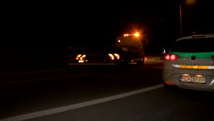 Vodič kaskadér v Humennom narazil s autom do svahu. Skončil za mrežami