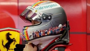 Vettelova špeciálna prilba v dražbe zarobila veľké peniaze